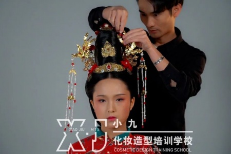 未來影視化妝師的發(fā)展和機(jī)遇怎么樣？值得新手小白選擇學(xué)習(xí)嗎？