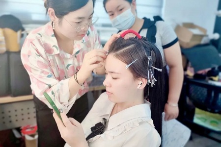 學化妝需要哪些條件